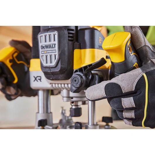 Mașină de frezat cu acumulator DEWALT DCW620NT-XJ